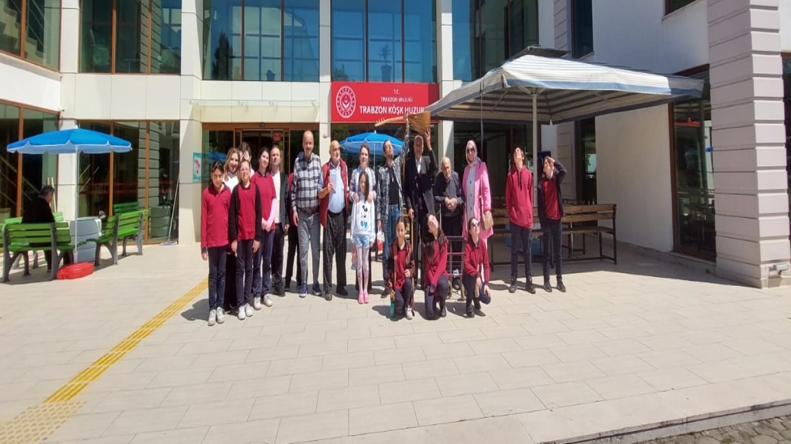 Demokrasi Kulübü Öğrencilerinden Huzur Evi Ziyareti